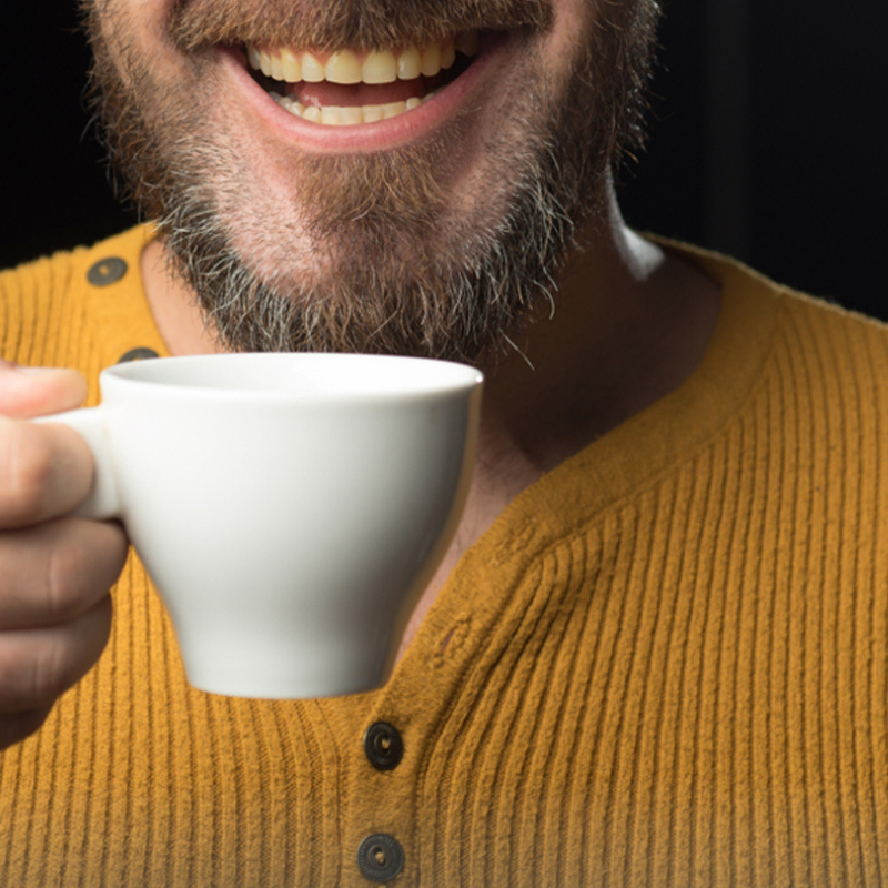 Pourquoi vos dents se tachent avec le café/thé ? + Astuces anti-taches