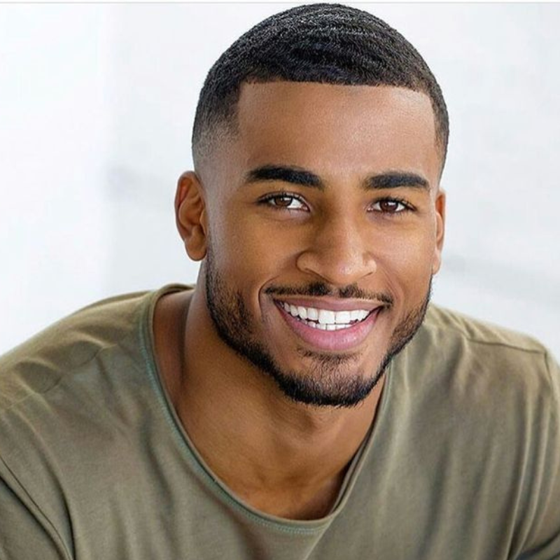 Beauté & sourire d'un homme utilisant les solutions DentalPro Smile - Blanchiment dentaire