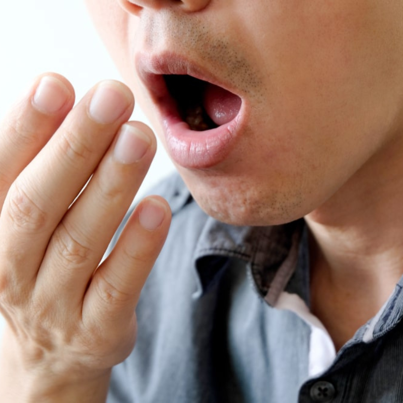 Mauvaise haleine chronique : causes réelles et solutions efficaces