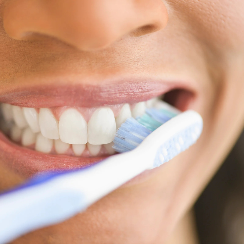 Les erreurs de brossage qui abîment vos dents sans que vous le sachiez