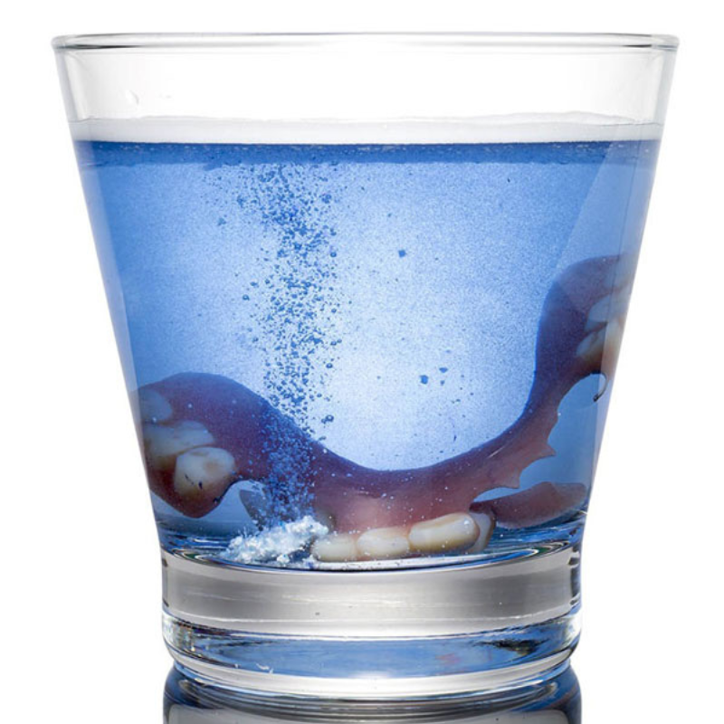 Nettoyer ses prothèses dentaires : erreurs courantes à éviter