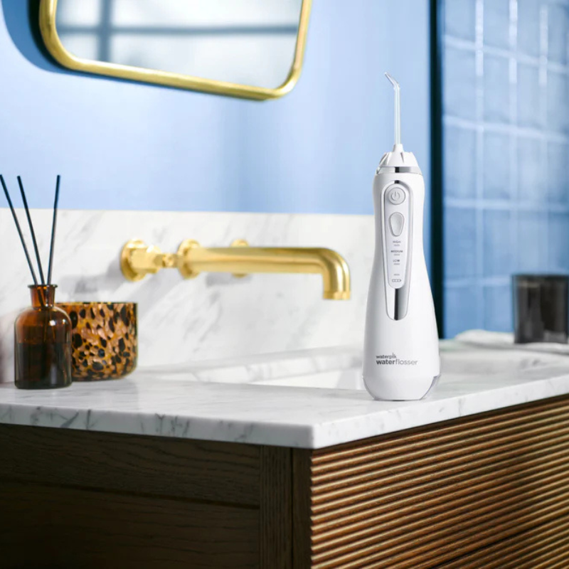 Jet dentaire et implants : indispensable ou optionnel ?